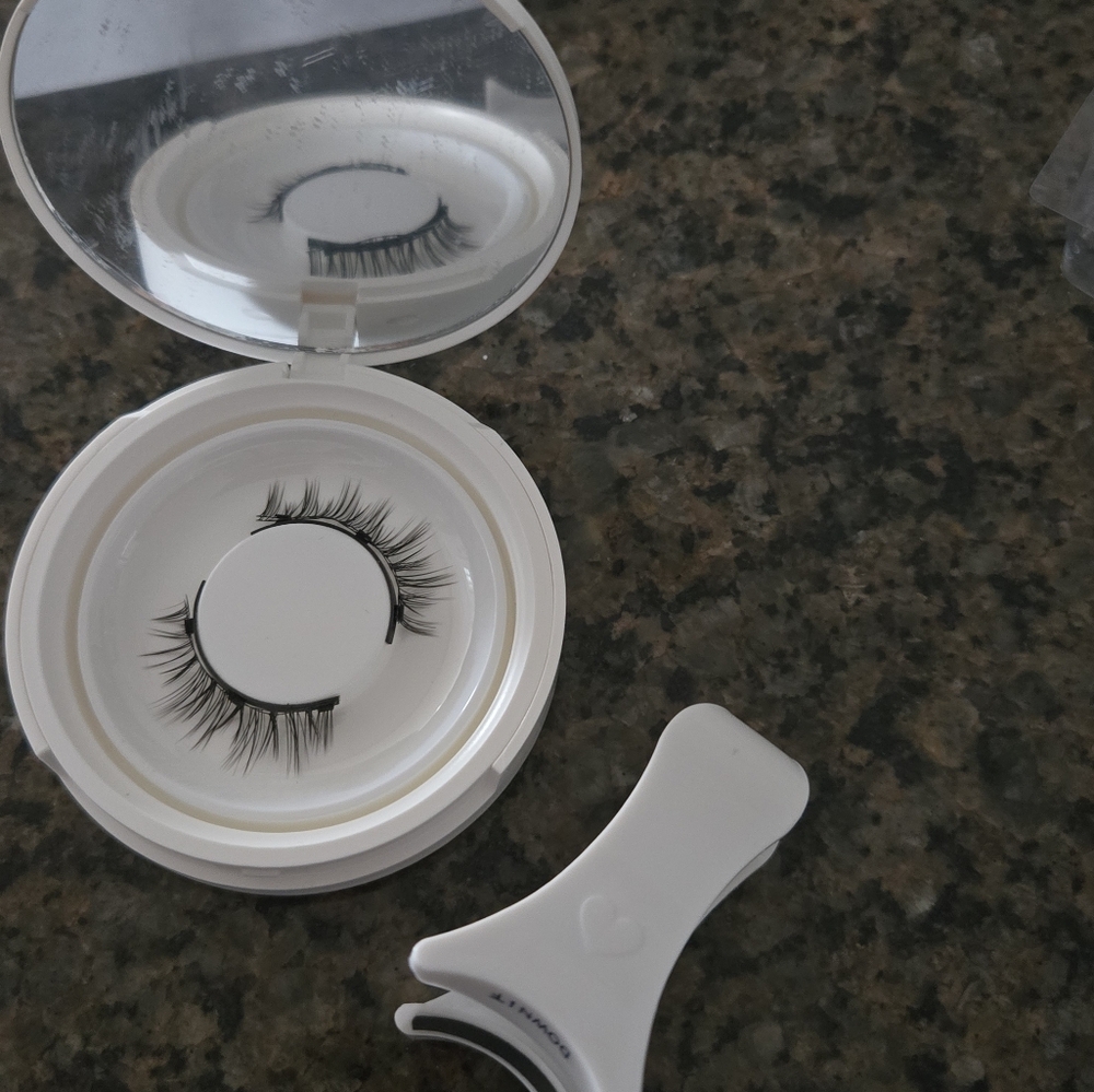 Black Magnetic False Eyelashes in Compact Case - Picture 2 of 8